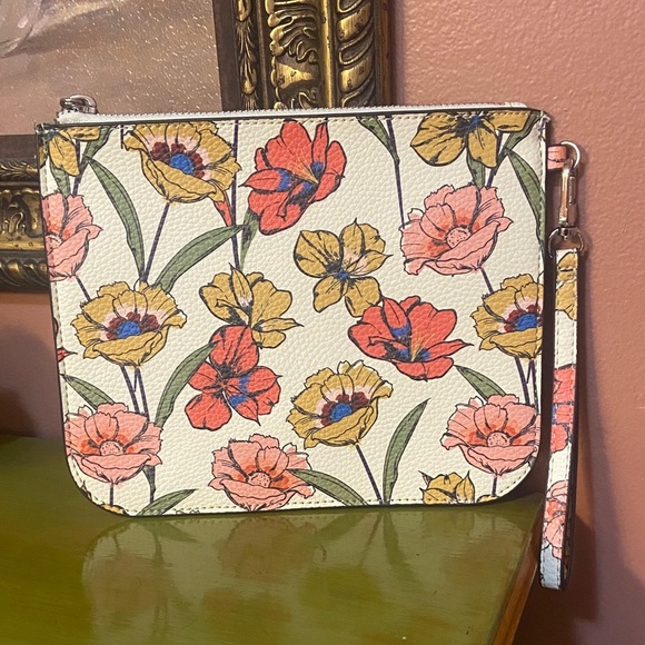 Steve Madden Wristlet Floral Print Faux leather, 8.5x7" NWOT - Picture 2 of 4